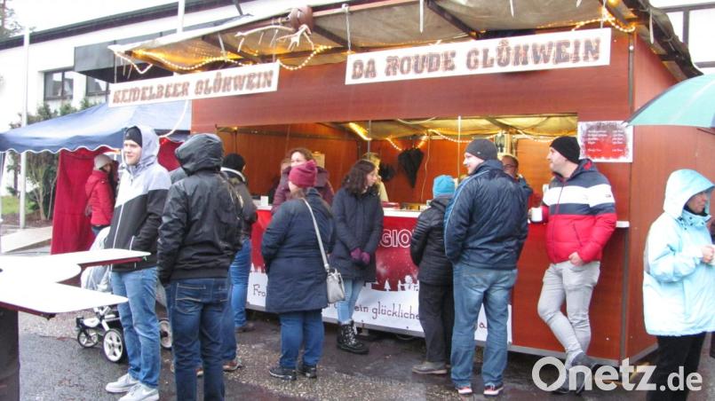 Die begehrtesten Getränke waren "Da roude Glühwein" oder Heidelbeerglühwein. Aber auch Kinderpunsch, Früchtetee oder hochprozentiger Jagertee schmecken beim verregneten Weihnachtsmarkt. Bild: sei