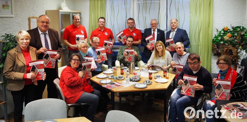 Das Redaktionsteam und die Ehrengäste, darunter Renate Freuding-Spintler („Adventslicht“), Bezirkstagspräsident Lothar Höher (Erste und Zweiter von links), Josef Maier als Vertreter des Bayern-Fanclubs Vohenstrauß (Fünfter von links) sowie Helmut Sturm und Thilo Schmidt vom ARV Oberpfalz (Sechster und Siebter von links). Bild: Bühner