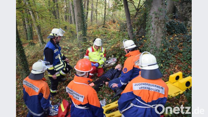 Voller Einsatz ist hier gefragt: Der Nachwuchs der Ursensollener Feuerwehr hat bei einem 24-stündigen Ausbildungstag so nah wie möglich an der Realität geübt. Mit dem Rettungsdienst kämpften sich die jungen Einsatzkräfte durch unwegsames Gelände, um einer verletzten Person zu Hilfe zu kommen. Bild: Josef Graml