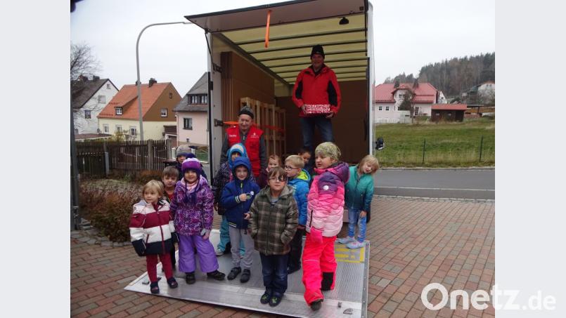Viele Pakete für Kinder in armen Familien haben die Kleinen des Kindergartens gepackt. Da ist es für sie auch Ehrensache, beim Verladen mitzuhelfen. Bild: hl