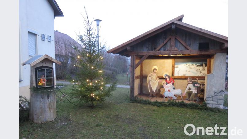 Am Eingang des Sorghofer Wolfgangsheims werden die Besucher von der großen Freikrippe begrüßt. Bild: rha