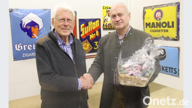 Bürgermeister Walter Schauer (rechts) bedankte sich bei Sammler und Museumsleiter Herbert Männer mit einem Präsent. Bild: dl