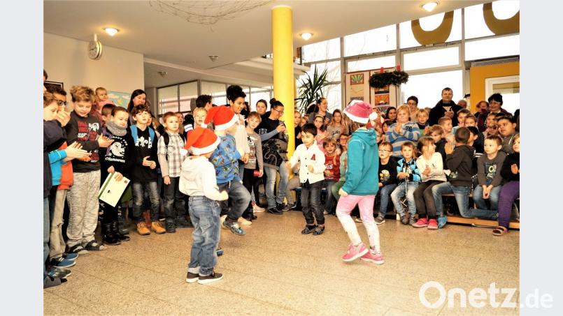 Die Kleinsten der Schule legen einen Tanz aufs Parkett. Bild: arw