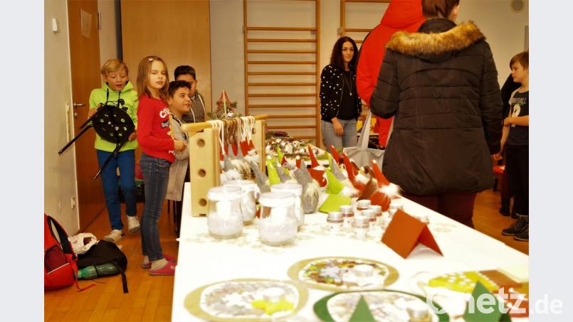 Alle sind kreativ beim Adventsbasar der St.-Felix-Schule. Bild: arw