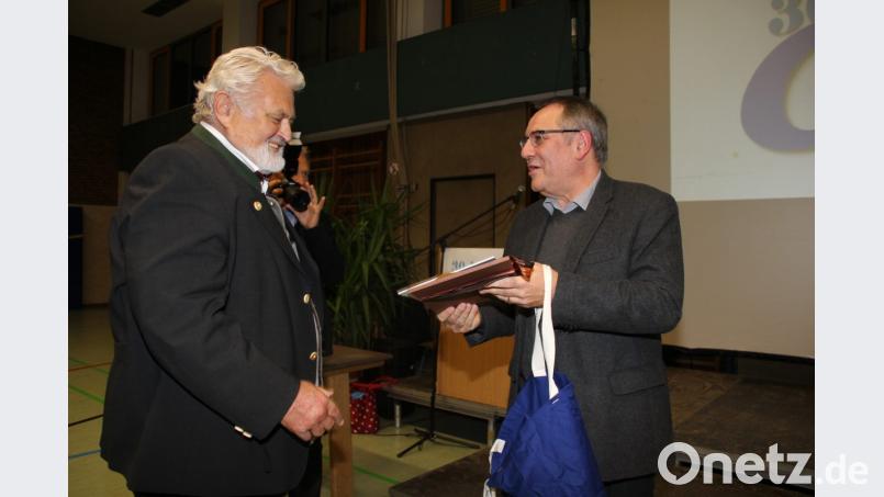 Als Dank für die Zusammenarbeit und den Einsatz überreicht Schulleiter Norbert Knauer (rechts) dem Vorsitzenden des Förderkreises, Alfons Lindner, ein Buch. Bild: ads