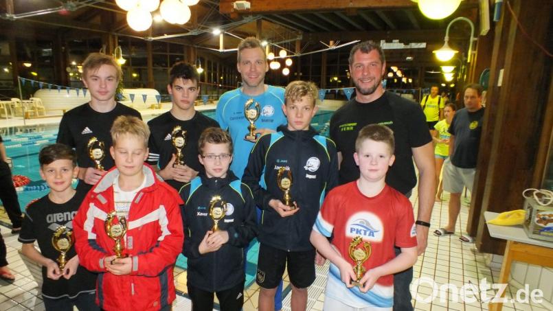 Die Sieger bei den Jungen: Hinten von links Fynn Legat, Leon Ducheck (beide TSC), Constantin Bleimüller (Pegnitz), Sportbeauftragter Huberth Rosner, vorne von links Alfred Spitzner, Kyrill Renner (beide Regensburg), Xaver Gnan, Jannik Zöllner (beide Pegnitz) und Matej Flaks (Tachov). Bild: rbg