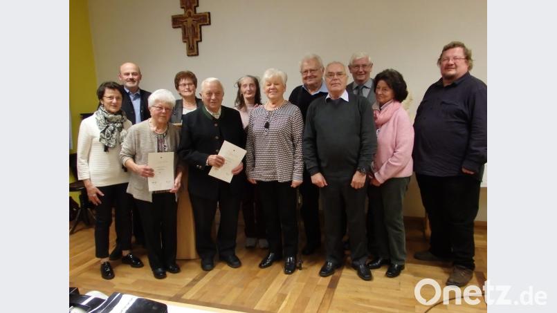 Neumitglieder und altgediente Kolpingbrüder und -schwestern.
Von links: Thomas Wilhelm, Lina Bäumler, Waltraud Scherer (hinten), Elfriede Riebl, Bernhard Riebl, Franziska Wöhnl, Ani Mayer, Adolf Giehl, Norbert Kranz, Lorenz Panzer, Irmgard Daubner, Stadtpfarrer Hubert Bartel Bild: wrt