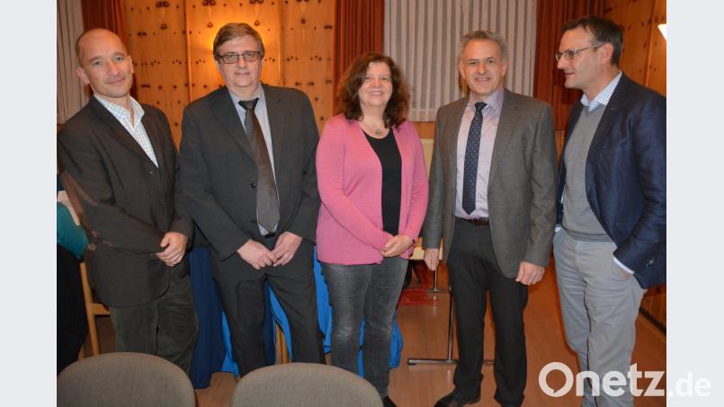 Die Referenten und Verantwortlichen auf einen Blick, von links Christian Novak, Hans-Peter Schmucker, Kerstin Walch, Bürgermeister Roland Grillmeier und Dr. Robert Leiner. Bild: jr