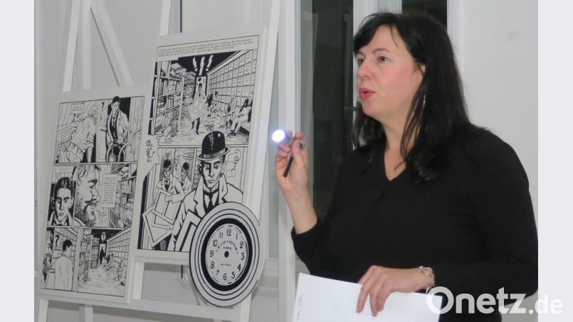 Nur mit einer Taschenlampe als Lichtquelle führte Künstlerhaus-Leiterin Andrea Lamest die Besucher der Abendvorstellung durch die Ausstellung „Kafka in Komiks“. Bild: Hirsch