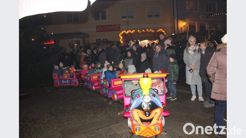 Die Eisenbahn fährt durch die Nacht Bild: frd