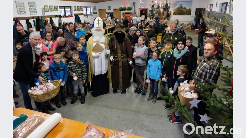 Nikolaussäckchen für die Kleinen, Geflügel oder ein halbes Schwein für die Großen gibt es beim Nikolausmarkt am Sonntag in der Festhalle. Bild: le