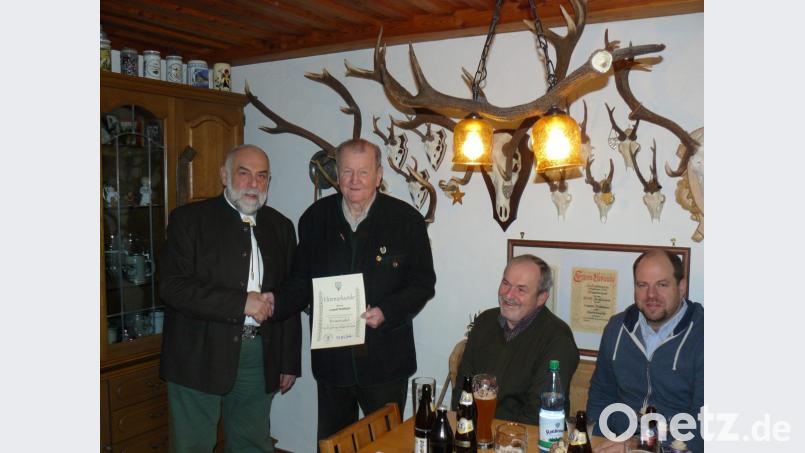 An Leopold Mühlhofer (Zweiter von links) übergeben Vorsitzender Wolfgang Schinner (links), sein Stellvertreter Rainer Bayer und Hegeringleiter Bruno Ponnath (von rechts) die Ehrung des Bayerischen Jagdverbandes für 65-jährige Mitgliedschaft. Bild: hrö
