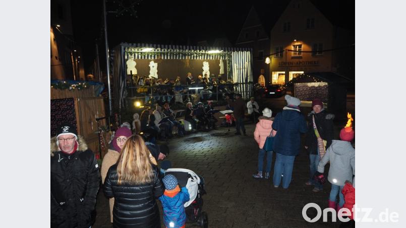 Die Musikschule eröffnet den Reigen der Neustädter Christkindlmärkte. Bild: krb