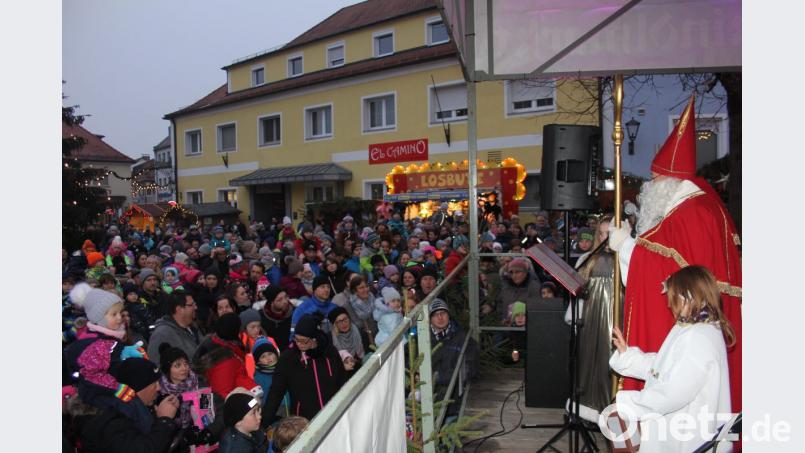 Der Nikolaus hatte Geschenke und lobende Wort für die Kinder dabei. Bild: frd