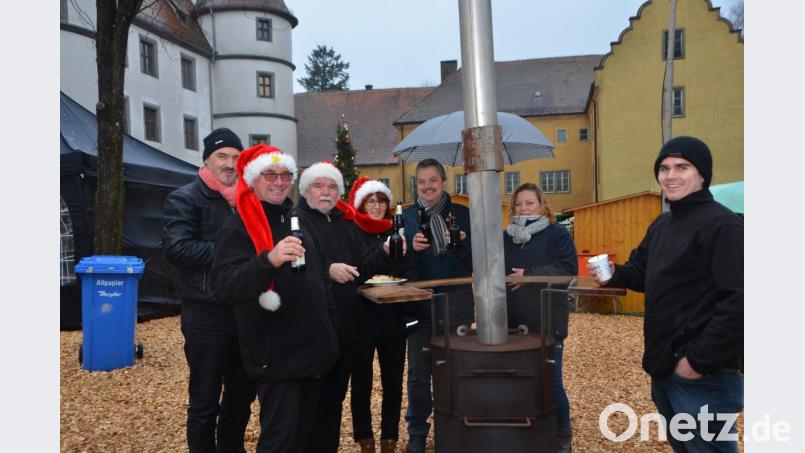 Nicht nur Nikoläuse suchten die Wärme des Ofens. Bild: dob
