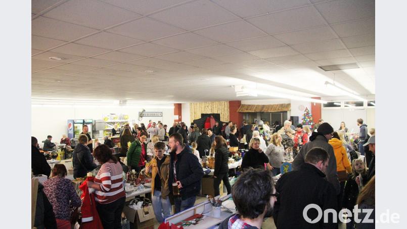 Beim Flohmarkt in der Heberbräuhalle suchen die Besucher bis in den späten Abend nach Schnäppchen. Bild: jma