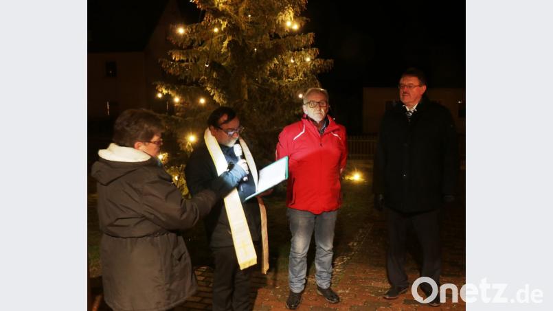 Maria Kraus, Pfarrvikar Hrudaya Kumar Madanu, Vorsitzender Karl-Heinz Unterburger und Bürgermeister Hans-Martin Schertl (von links) bei der Segnung des Baumes. Bild: er