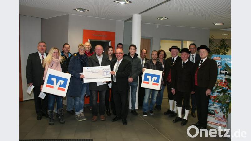 Die beiden Vorstände Norbert Waldhauser (Mitte mit symbolischem Scheck) und Michael Hirmer (Zweiter von rechts) der Raiffeisenbank Hirschau sowie Geschäftsstellenleiter Hans-Peter Schmid (Siebter von rechts) übergeben die Spenden an gemeinnützige Organisationen, Vereine und Einrichtungen aus dem Geschäftsgebiet Schnaittenbach. Bild: wfw