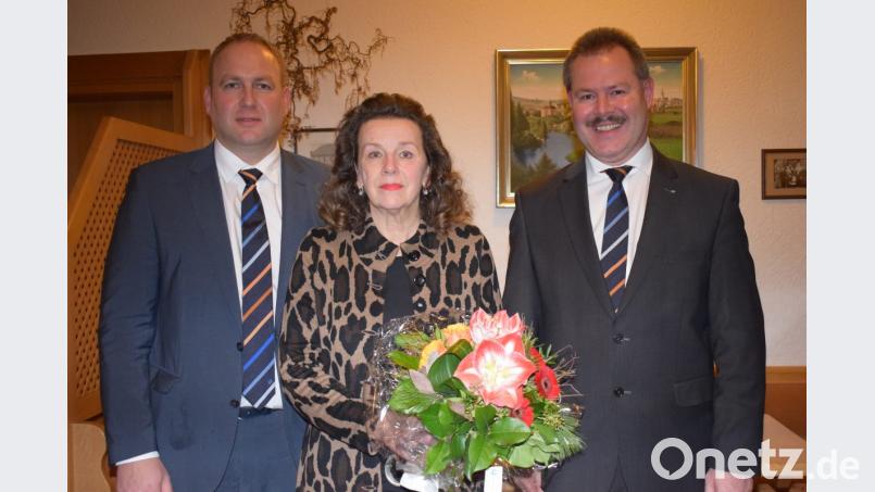 Nach einem erfüllten Berufsleben wird Evi Würl von Bernhard Werner (rechts) und Stefan Schiller (links) in den Ruhestand verabschiedet. Ingrid Hauer war zu diesem Termin verhindert. Bild: bnr