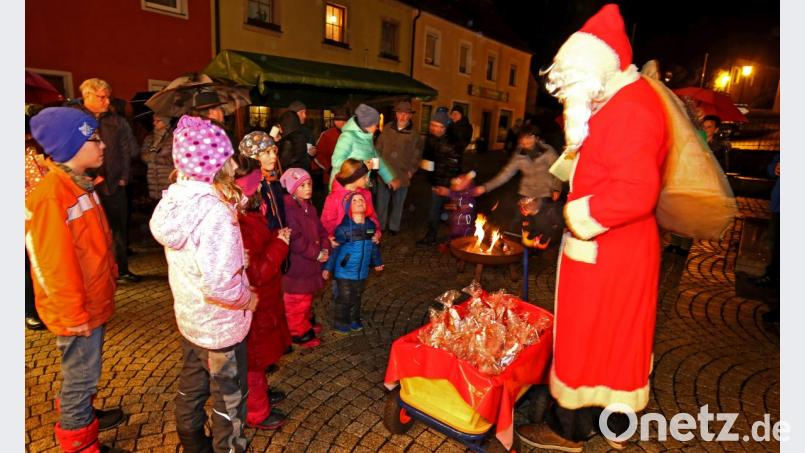 Der Nikolaus verteilt an die Kinder kleine Päckchen. Bild: mef