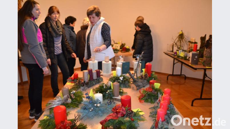 Hübsch gefertigte Adventartikel gibt es beim Adventbasar des Frauenbunds Etzgersrieth. Bild: gi