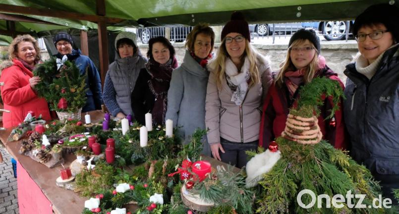Jung und Alt helfen zusammen, um die Waren an fünf Verkaufsständen anbieten zu können. Die sehenswerte adventliche Deko regte viele Besucher zum Kauf an. Bild: le