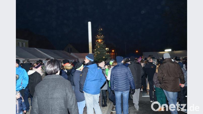 Der Schwarzenbacher Adventsmarkt des Vereinskartells am neuen Dorfplatz ist ein voller Erfolg. Bild: bey