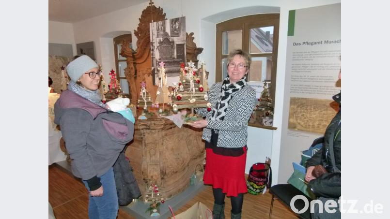 Das ehemalige Chorgestühl aus der Stadtpfarrkirche (im Hintergrund) und die verschiedenen Deko- und Schmuckmöglichkeiten für die Weihnachtstage harmonierten bei der Neuauflage des Kunsthandwerkermarktes bestens. Bild: bgl