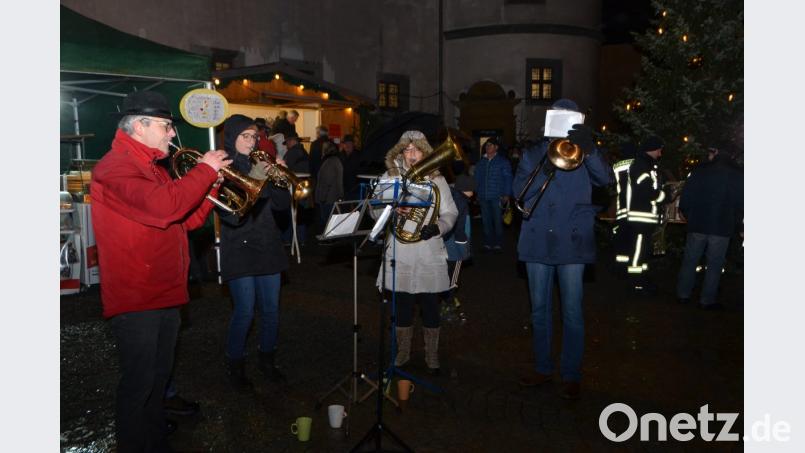 Die Vohenstraußer Blechbläser trotzen dem Regen und spielen weihnachtliche Weisen. Bild: dob
