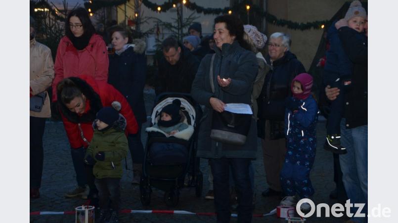 Es wäre so schön gewesen, hätte Petrus das richtige Wetter geschickt. "Wir tragen ein Licht", verzauberten die Kinder des städtischen Anton Ferazin Kindergartens die Besucher mit ihrer Aufführung. Bild: dob