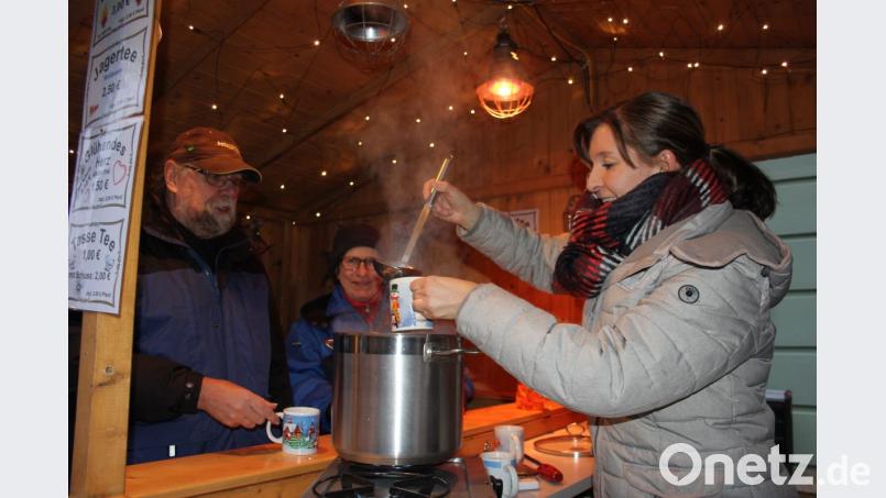 Heiße „Feuerzangenbowle“ wärmt Köper und Seele. Bild: frd