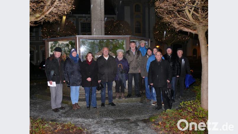 Die Krippenfreunde um Robert Treml mit Beatrix Rustler (von links) und Pfarrvikar Markus Hochheimer (Zweiter von rechts). Bild: kgg