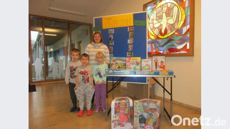 Jeden Montag und Donnerstag steht der Spieletisch der KiTa-Spielothek bereit und wird von Kindern gestürmt. Bild: sei