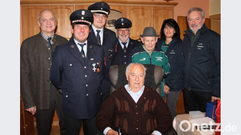 Der Jubilar Willi Schmidt (vorne) mit den Thansteiner Vereinsabordnungen und Bürgermeister Walter Schauer (links). Bild: dl