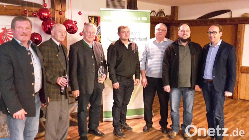 Josef Stangl (Dritter von rechts) und Christian Weiß (Vierter von rechts) sind die neuen Sprecher der ARGE-Jagdgenossenschaften im Bayerischen Bauernverband. Bild: Schmola, Werner