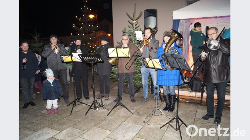 Mit adventlichen und weihnachtlichen Weisen erfreut die Bläsergruppe der Pfarrei die Besucher der Dorfweihnacht. Bild: du
