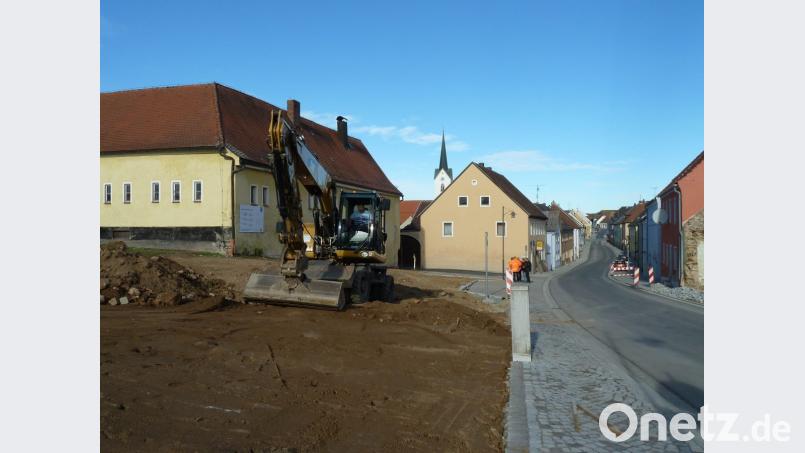 Ab sofort gilt freie Fahrt durch Schwarzhofen. Beim Pfarrheim (links) ist der Bagger noch damit beschäftigt, die Fläche für Parkplätze zu ebnen. Bild: Portner