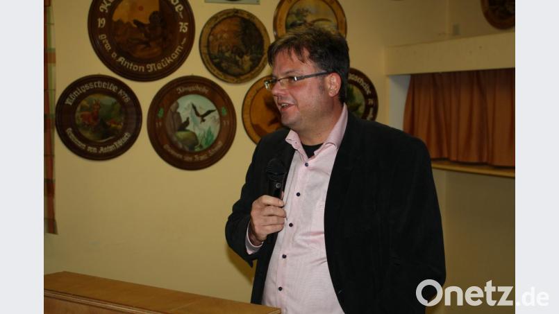 Über die bis 2021 geplanten Flurneuordnungsarbeiten bei Pichlberg informierte Sachgebietsleiter Frank Langguth vom Amt für Ländliche Entwicklung Oberpfalz bei der Trabitzer Bürgerversammlung. Bild: bjp Bild: bjp