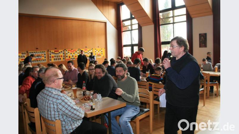 Beim Treffen ehemaliger Ministranten aus den Pfarreien Wiesau und Falkenberg verspricht Ewald Opp (rechts): &quot;Ich werde Seniorenministrant.&quot; Bild: wro