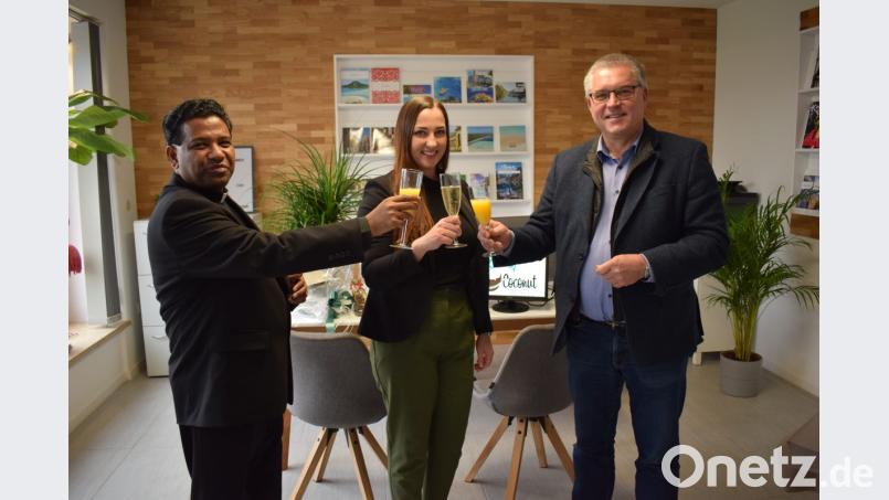 Auf eine erfolgreiche Zukunft stießen Bürgermeister Richard Tischler (rechts) und Pater Georg (links) mit der Unternehmerin Lena Huber an. Am Montag eröffnete sie ihr Reisebüro "Coconut" in Pfreimd. Bild: bnr