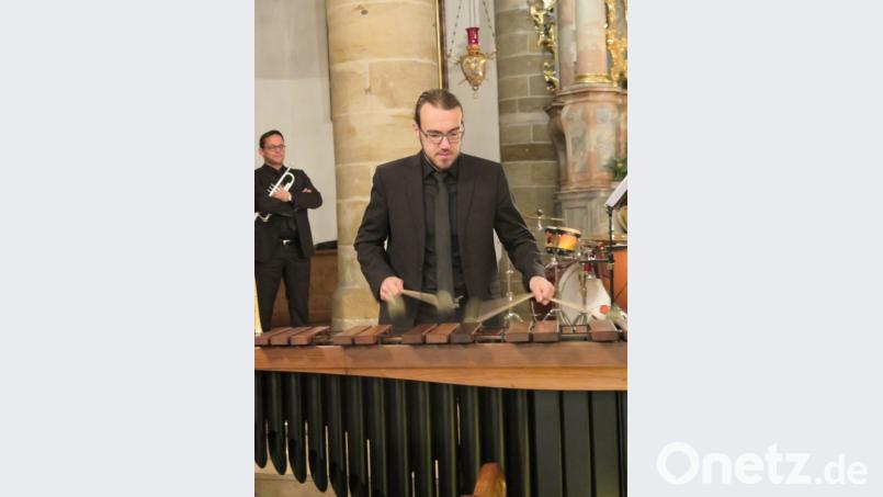 Christoph Günther spielt zwei Solostücke auf dem Marimbaphon. Bild: jzk