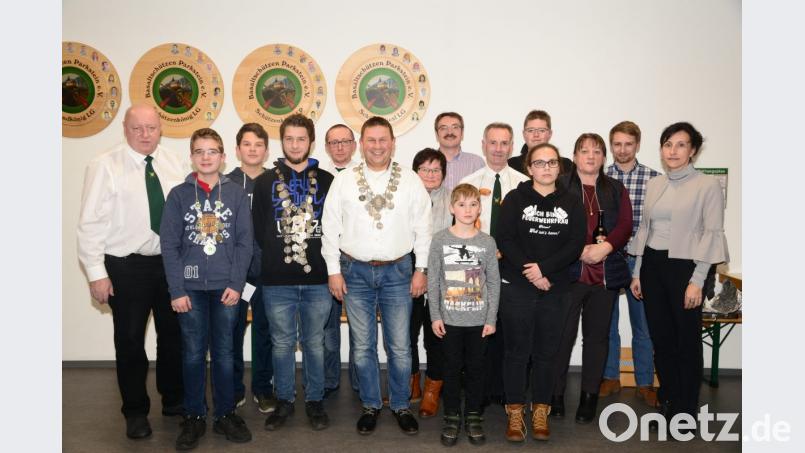 Schützenmeister Karl Schiffmann (links) und Sportleiter Jürgen Völkl (Fünfter von links) überreichen die Königswürde an Joel Waldt, Philipp Mayer und Reiner Stahl (vorne, von links). Bild: bey