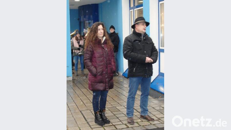 Bei "fast perfektem Wetter" eröffnete Bürgermeister Karlheinz Budnik die Weihnachtsstandl-Saison. Links Fremdenverkehrs-Referentin Sandra Henkens; im Hintergrund die Stadtkapelle. Bild: wrt