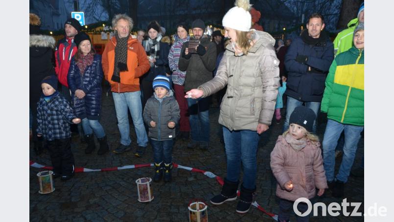 Es wäre so schön gewesen, hätte Petrus das richtige Wetter geschickt. "Wir tragen ein Licht", verzauberten die Kinder des städtischen Anton Ferazin Kindergartens die Besucher mit ihrer Aufführung. Bild: dob