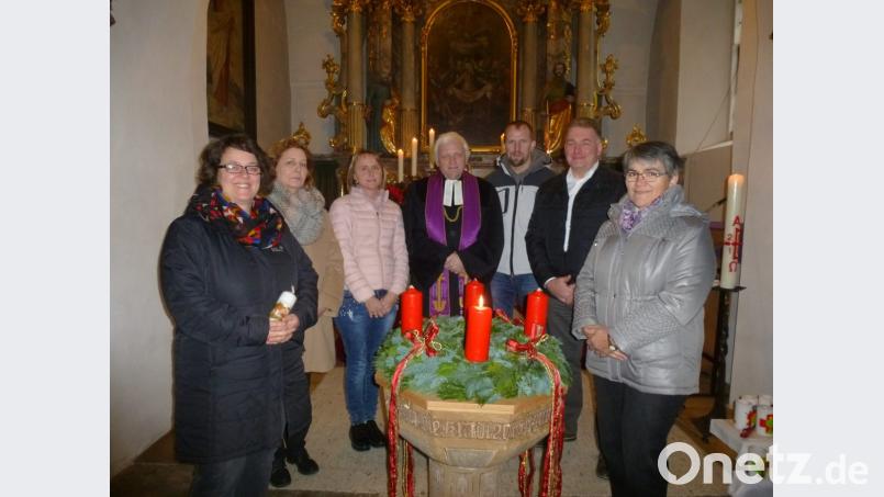 Neubeginn: Pfarrer Martin Valeske führte die neuen Kirchenvorsteher Martina Kellermann, Anita Seifert, Petra Kick, Manfred Krauß, Christian Hengl und Gertraud Landgraf (von links) in ihr Amt für die nächsten sechs Jahre ein. Bild: bk