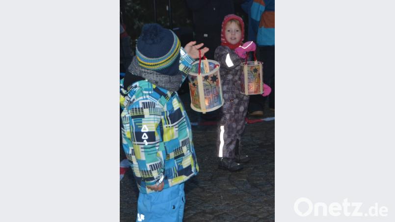 Es wäre so schön gewesen, hätte Petrus das richtige Wetter geschickt. "Wir tragen ein Licht", verzauberten die Kinder des städtischen Anton Ferazin Kindergartens die Besucher mit ihrer Aufführung. Bild: dob