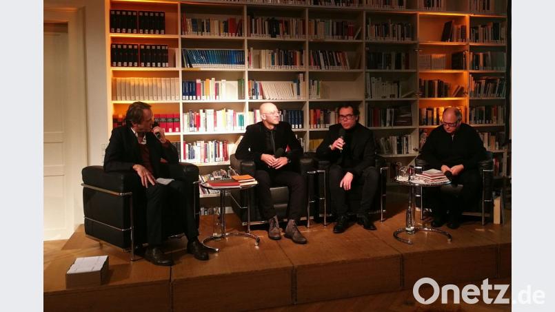 Nach all den Laudationes geben die drei Verleger Manfred Wilhelm, Gerhard Wilhelm Schmidt-Schönenberg und Wilhelm Koch (von links) bereitwillig Auskunft – auf die Fragen von Journalist Till Briegleb (ganz links). Bild: Peter Geiger