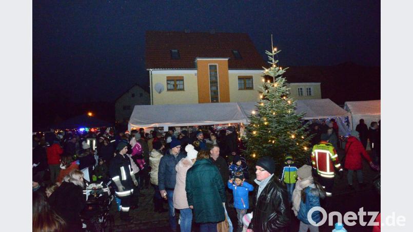 Der Schwarzenbacher Adventsmarkt des Vereinskartells am neuen Dorfplatz ist ein voller Erfolg. Bild: bey