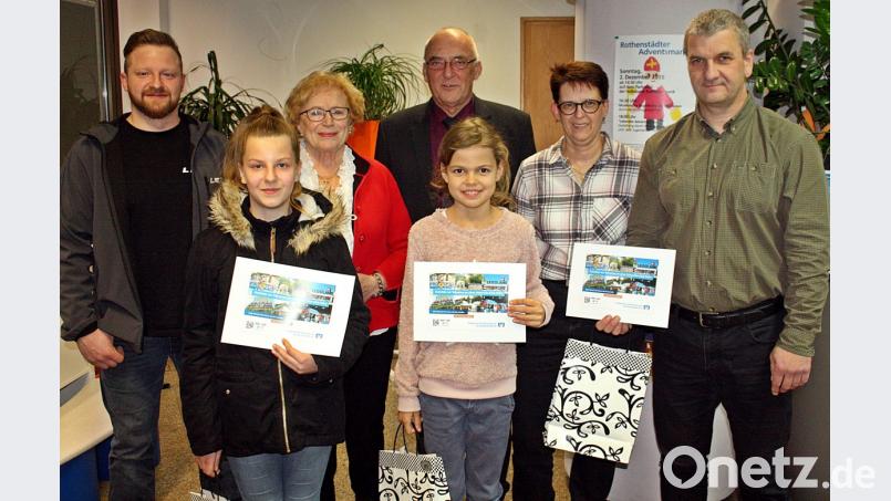 Geschäftsstellenleiter Josef Sirtl (Mitte) zeichnete Leonie Staufer und Jule Zanzinger (vorne von links) aus. Mit im Bild (hinten von links): Sebastian Staufer, Renate Jahreis, Christine Lösch und Roland Hoffmann. Bild: R. Kreuzer