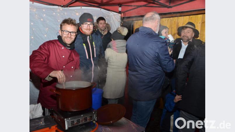 Maximilian Gebert (links) ist der Chef der Feuerzangenbowle. Bild: dob